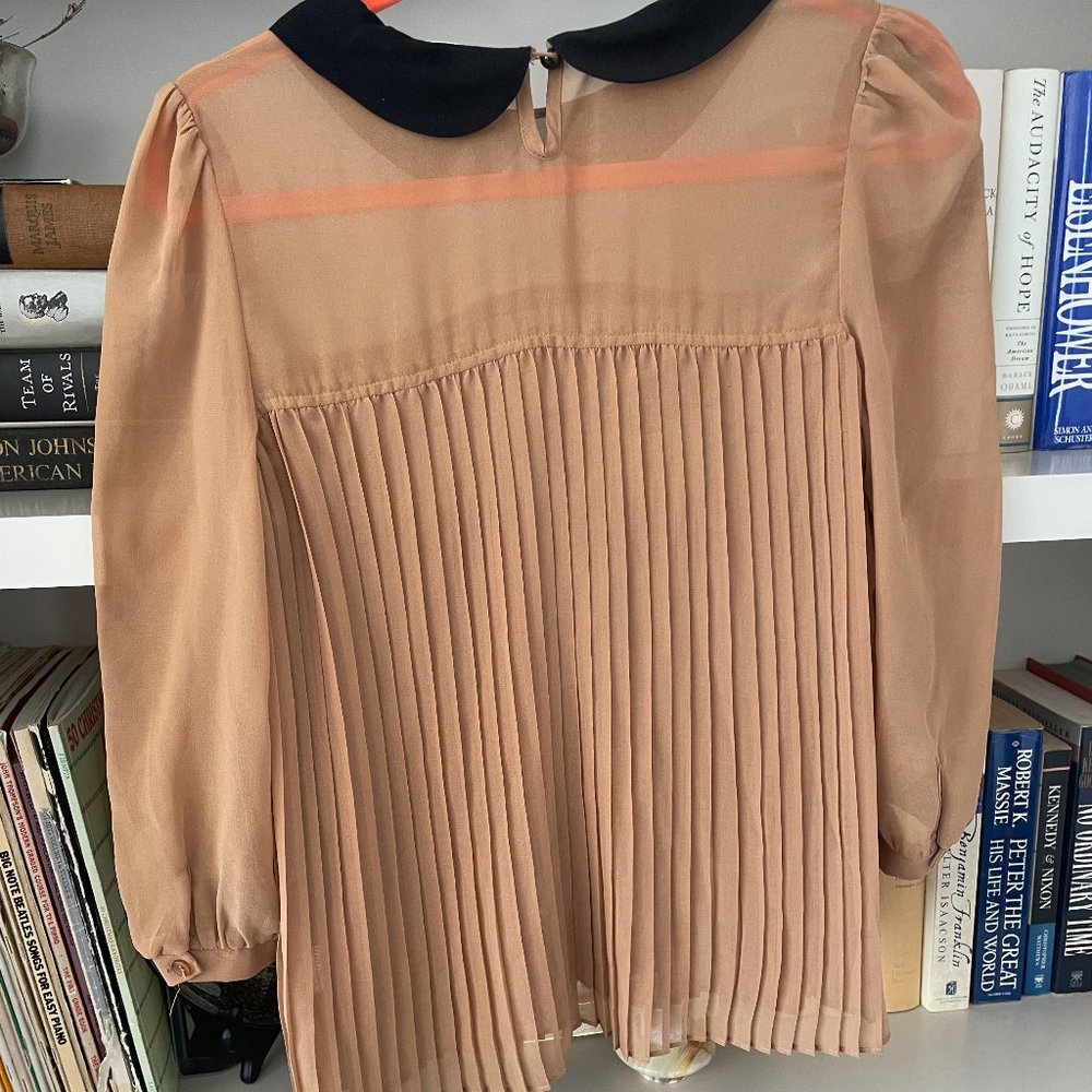 The Cool Blouse Helping You Incorporate the Plissé Trend! - Picture 4 of 4